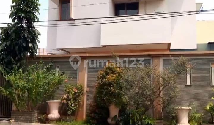 2-Story Corner House in West Jakarta Near Lippo Mall