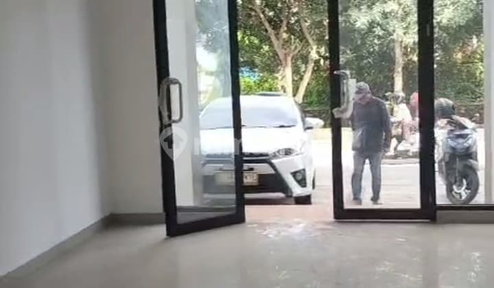 Ruko Siap Usaha,lokasi Depan Kolam Renang Di Jalan Boulevard Aryana Karawaci Tangerang