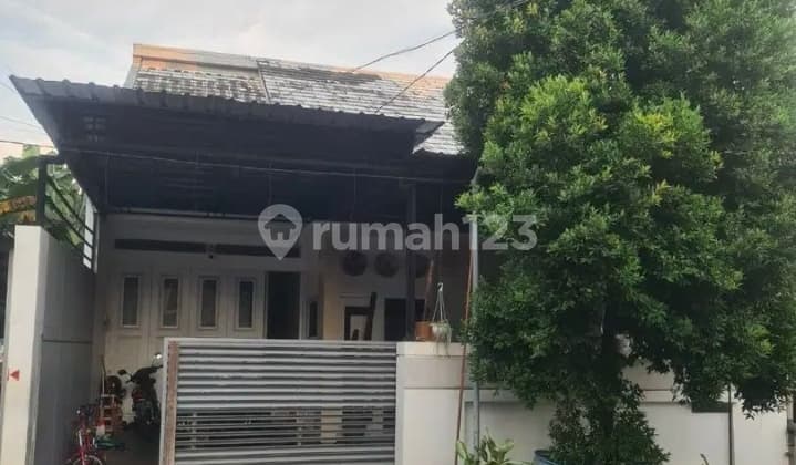 Nice House 50 Meters to Untung Suropati Main Road Manyarana