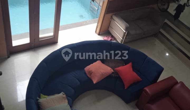 Rumah 3 Lantai Bergaya Townhouse Dengan Kolam Renang di Gandaria Utara