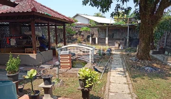 Rumah dengan Pekarangan Luas di Dalam Komplek Kunciran Mas