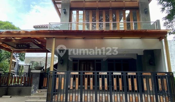 Rumah 3 Lantai Bergaya Pavilion Modern House di Puspita Loka Bsd