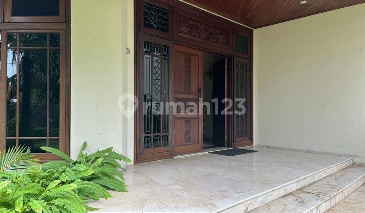 Rumah Besar di Patra Kuningan, Jakarta Selatan