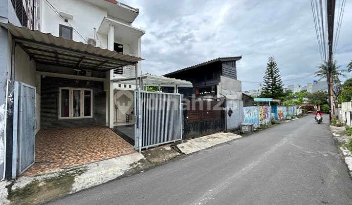 Rumah 2 Lantai Pejaten Akses Jalan 2 Mobil