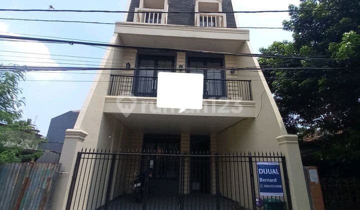 New American-Style Ready-to-Occupy House, 3 Floors & Rooftop, Close to Main Road, Easy Toll Access, Near Halim Airport, Quiet Neighborhood, Flood-Free!