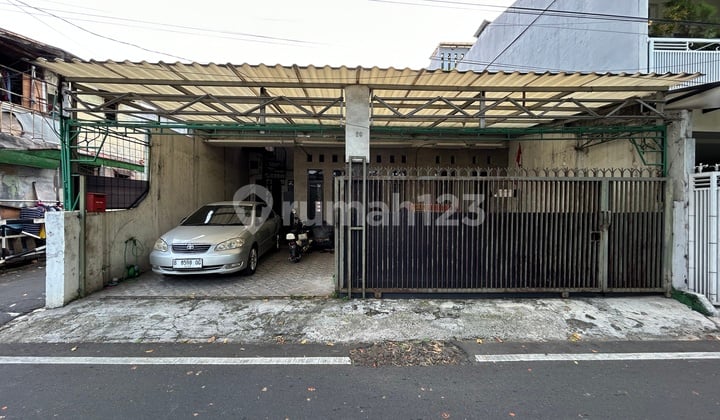 Rumah jalan 2 mobil, posisi hook, dekat St. Tebet& St. Cawang, bebas banjir, lokasi strategis