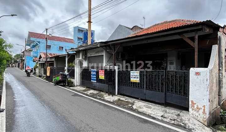 Rumah Hook Akses 2 Mobil Tebet Dekat Cocok untuk Investasi