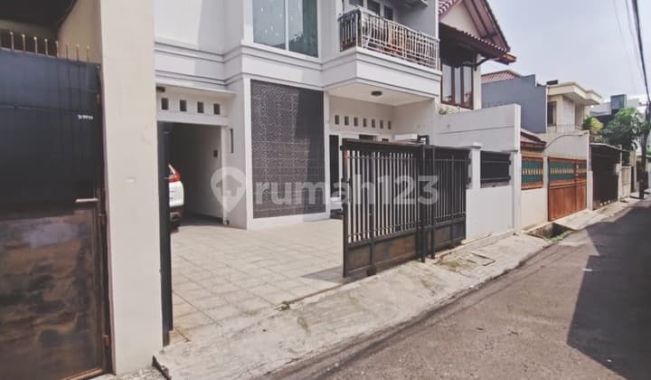 Rumah 2 Lt Di Tebet, Kondisi Bagus, Parkir Mobil, Luas Tanah 130m2, Akses Mudah, Dekat St.tebet, Bebas Banjir!