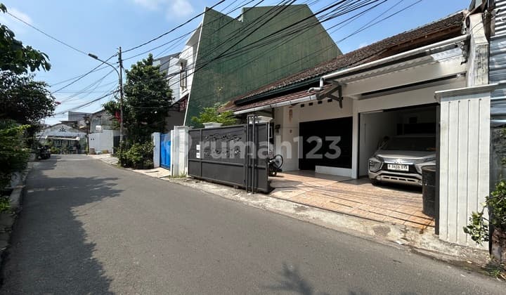 Rumah 2 lantai area Menteng, selangkah ke Kokas, dekat ke Jl. Supomo, Jl. Abdullah Syafei, dekat akses tol, dekat ke Public transport.