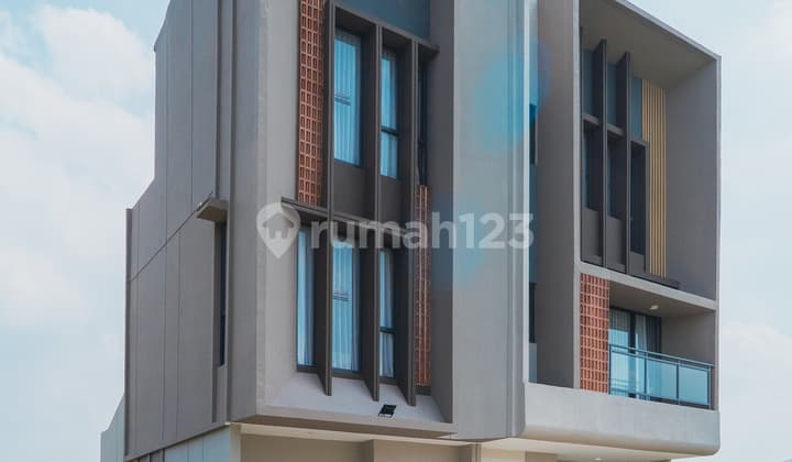 Emerald Tipe Peony The First Stone