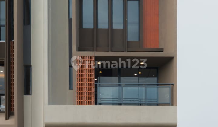 Emerald Tipe Orchid The First Stone