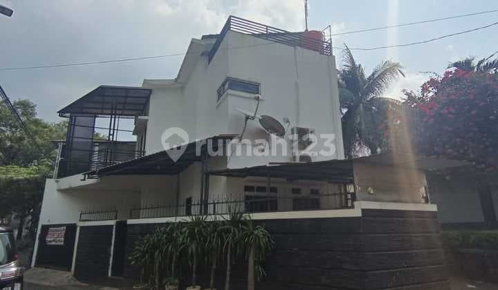 Minimalist 3-Story House in Kebayoran Lama
