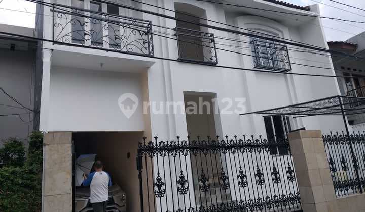 Modern House Ready to Occupy Flood-Free Area in Senopati for Rent