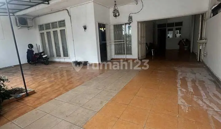 Rent Ready-to-Occupy Furnished House Strategically Located in Setiabudi, South Jakarta