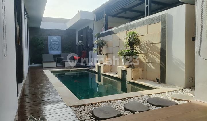 Sewa Villa Tahunan Modern Tropical di Kerobokan Bali