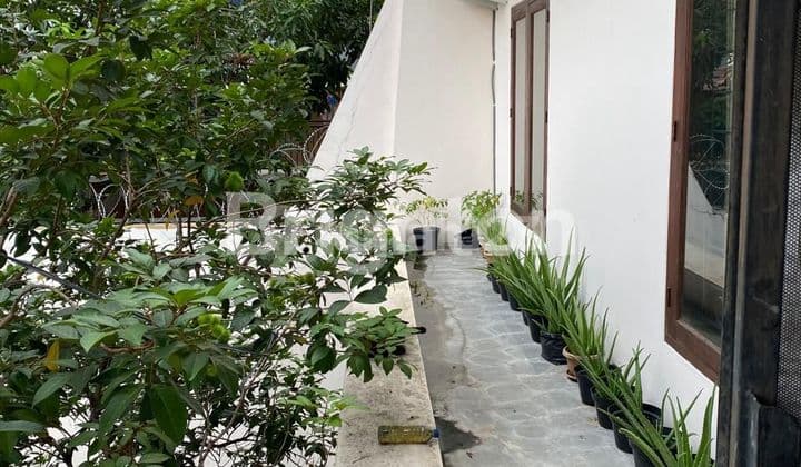 Rumah bagus dan besar 2 lantai terawat rapi siap huni Jakarta Barat dekat dengan akses fasilitas umum