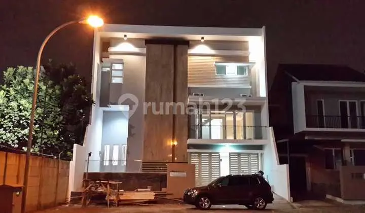 Translated to English: "House for Sale in Daan Mogot, West Jakarta"