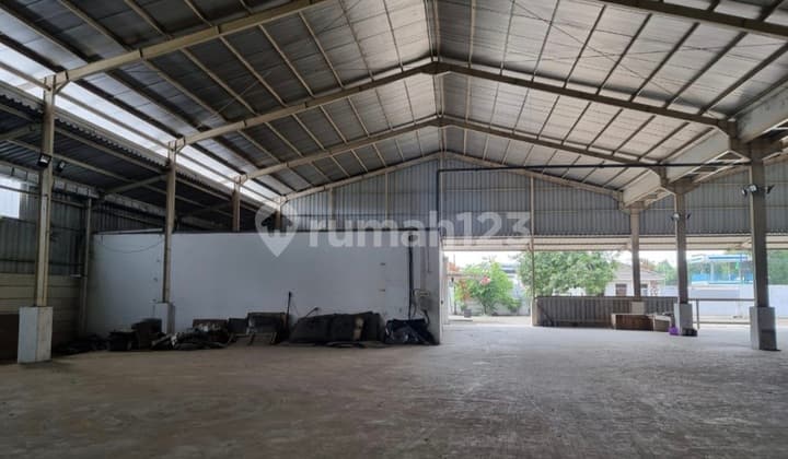 For Rent Ready-to-Use Warehouse on the Edge of Babelan Main Road.