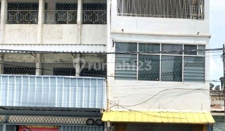 Ruko Disewakan 3 Lantai Memiliki.3 Kamar Depan Jalan Pinangsia.