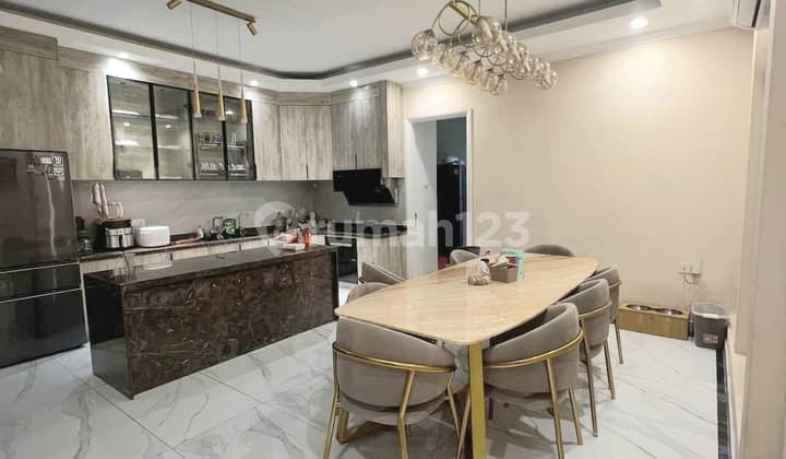 Rumah Puri Mansion Exlusive Full Interior SHM Kawasan Elit.