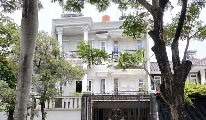 Rumah Mewah 3,5 Lantai Full Furnished Shm