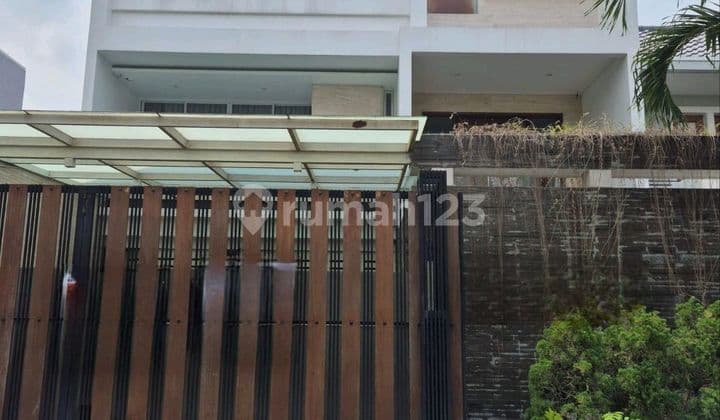 Disewakan Rumah 3 Lantai di Kawasan Elit Permata Buana.