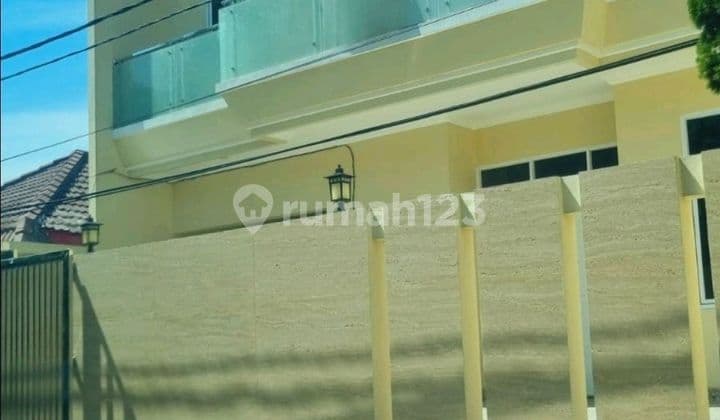 Rumah Luas 2,5 Lantai Baru di Renov Total. di Citra 1. SHM