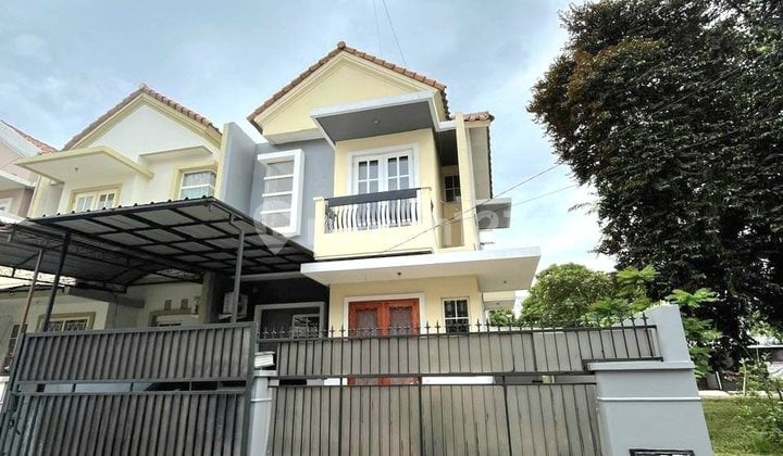Rumah 2 Lantai Hook SHM Semi Furnished di Taman Semanan
