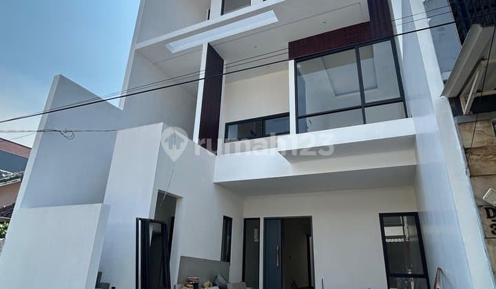 Rumah Brand New 3 Lantai SHM di Citra.5 Strategis.