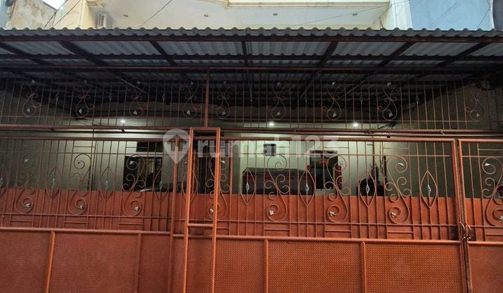 Rumah.3,5 Lantai bisa untuk Usaha Kofeksi atau Online Shop.