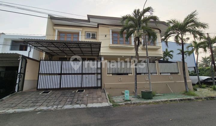 Rumah 2 Lantai di Puri Indah Huk SHM Strategis
