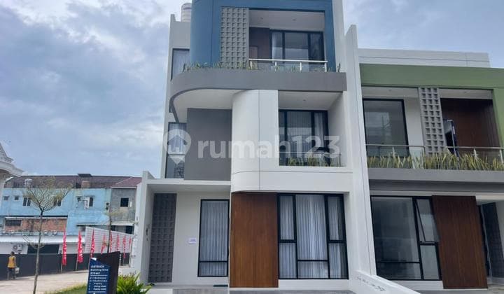 Dijual Rumah Mewah 3 Lantai Dalam Cluster Lokasi Pusat Kota Jalan Demang Lebar Daun