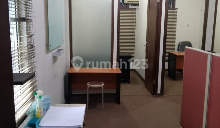 Ruang Kantor Furnished Posisi Strategis Pinggir Jalan di Tebet Casablanca Jakarta Timur