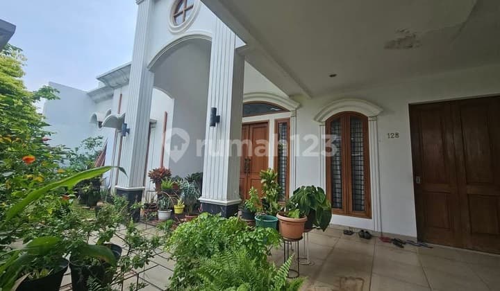 Rumah Cantik Gaya Klasik Komplek Cinere