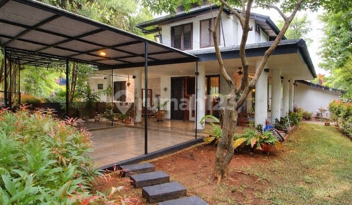 Dijual Rumah Hoek dengan Tema Klasik Kolonial Modern Berlokasi di Komplek Ekslusive di Lebak Bulus, Jaksel