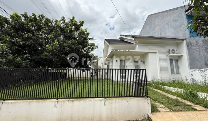 Dijual Rumah Strategis Posisi Hook di Cinere - 2 Menit ke Pintu Tol Krukut
