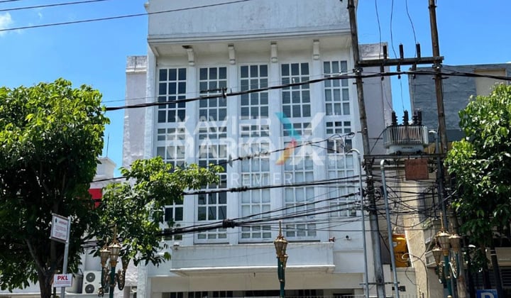 Bangunan Komersial di Poros Kayutangan Heritage Malang