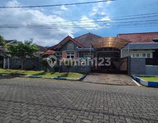 Rumah Terawat Dekat Plaza Hotel Sekolah Di Jalan Utama Araya