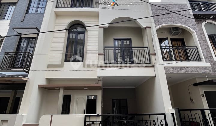 Rumah Modern Dekat Sma St Yusuf di Ikan Ikan Lowokwaru