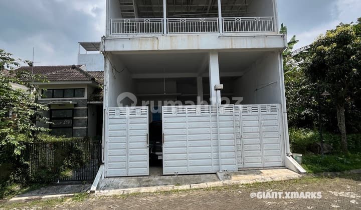 Rumah Modern 2,5 Lantai Dekat Indomaret di Villa Bukit Tidar