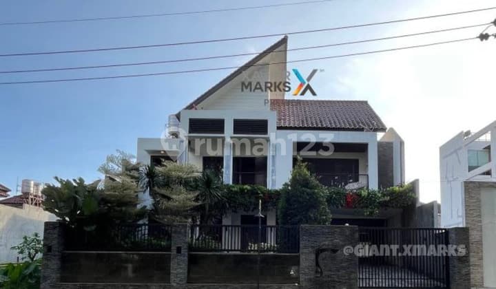 Rumah Modern Mewah Strategis di Poros Jalan Dieng Malang