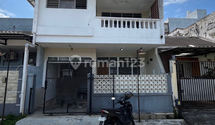Rumah Tengah Kota 2 Lantai di Sulfat Malang