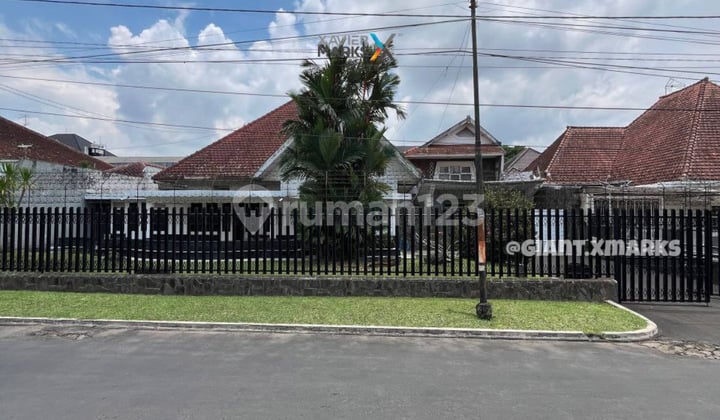 A Well-Maintained Vintage House in the Ijen Boulevard Area, Klojen, Malang
