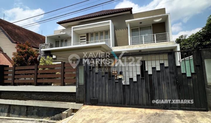 Rumah Mewah Modern Di Perumahan Elit Bukit Dieng Malang