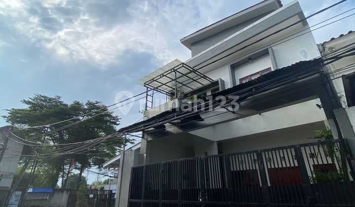 Dijual Rumah 2 Lantai Dekat dengan 2 Stasiun Kereta Api