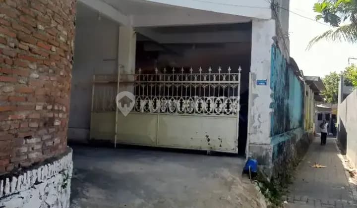 Men's boarding house in front of Unmuh