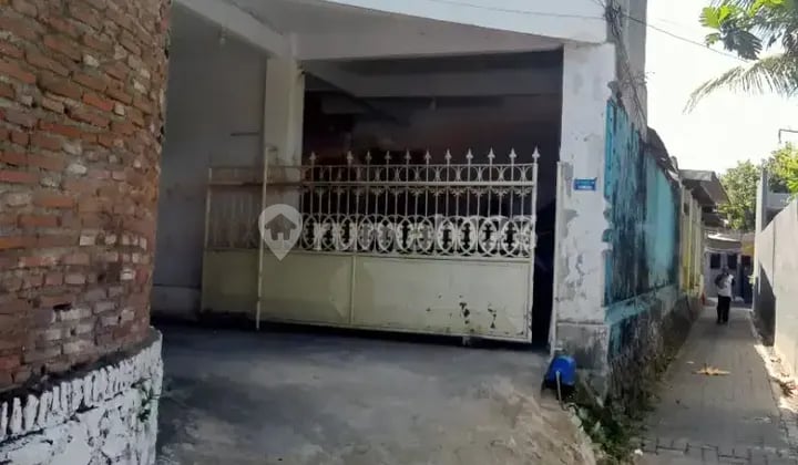 Men's boarding house in front of Unmuh