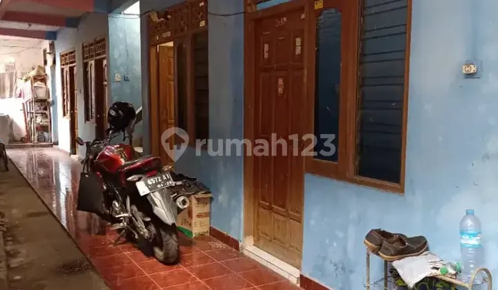 Boarding house for men, room 3 aware. Boarding house for men, room 3 aware.