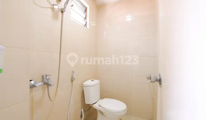 Sewa Kost Le Paris Syariah Jendela Keluar Siap Huni Dekat ke Bandara