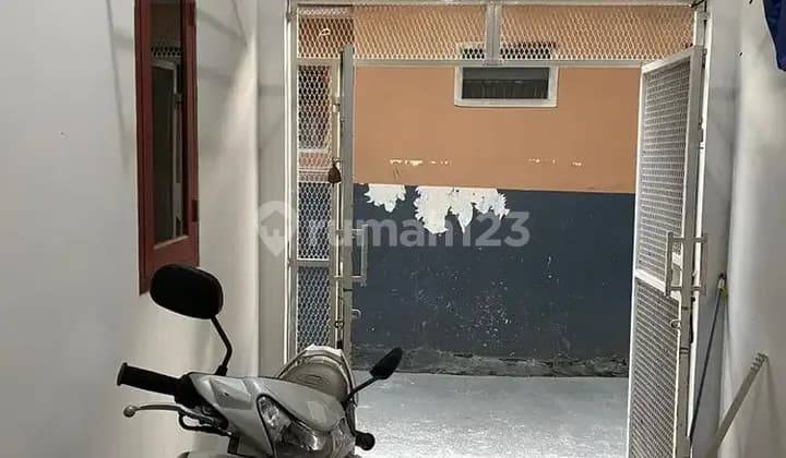 KOST KOSTAN PINGGIR JALAN RAYA